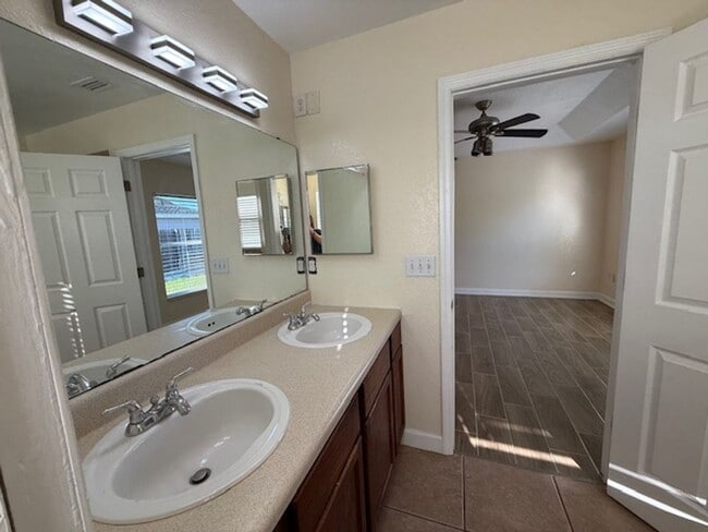 Building Photo - Beautiful single family Home.