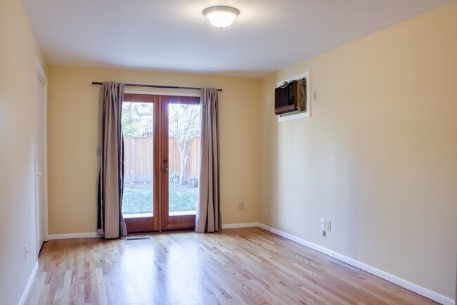 Building Photo - RENOVATED 3 BED MADISON PARK BUNGALOW W EASY COMMUTE!