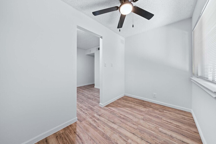 Building Photo - 9008 Galewood Dr