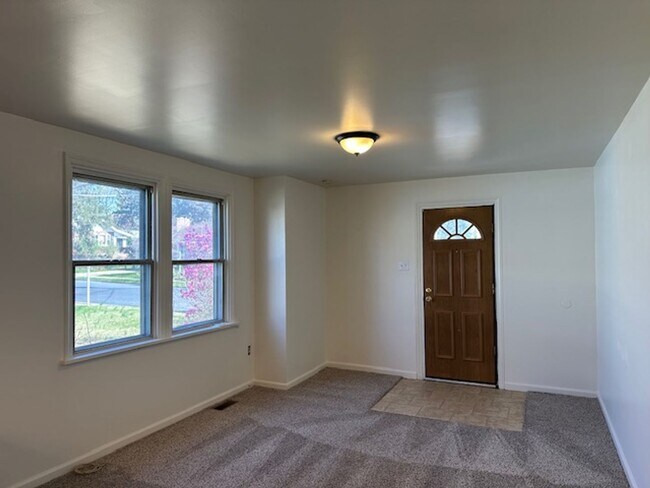 Building Photo - 219 Redwood St