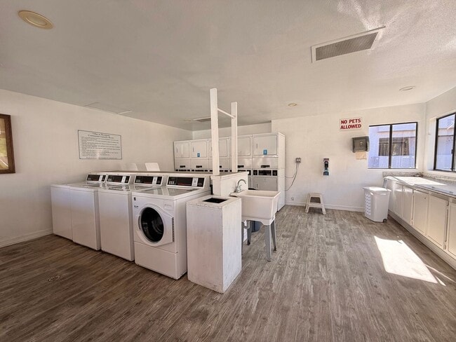 Building Photo - Bright & Spacious Condo Living with Parking!