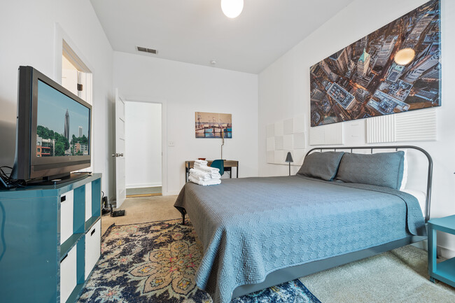 Master bedroom features a Queen-sized bed - 906 Allene Ave SW