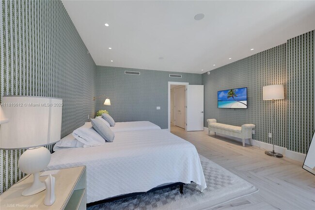 Building Photo - 10225 Collins Ave