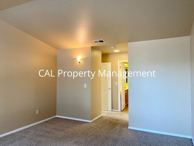 Building Photo - Spacious 1 Bedroom Condo in North Salinas!