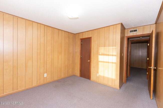 Building Photo - 106 Ravenwood Dr