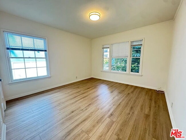 Building Photo - 127 N Doheny Dr