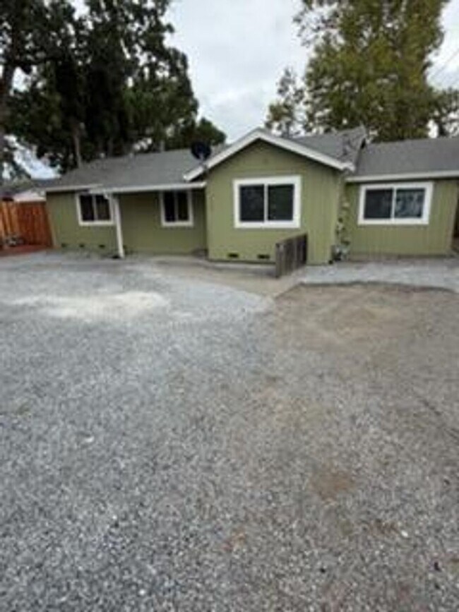 Building Photo - Totally remodeled 3 bedroom 2 bathroom sin...