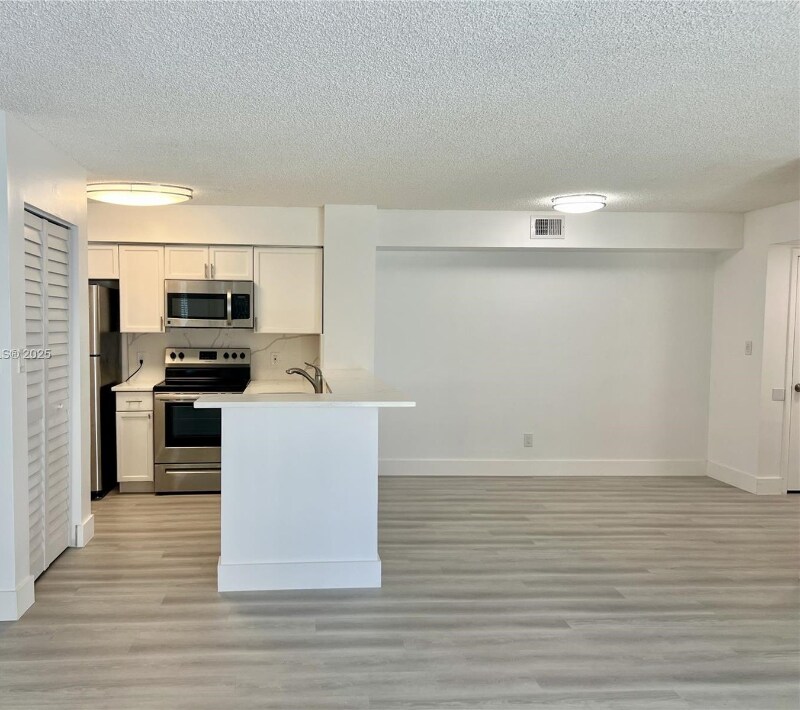 Building Photo - 650 S Park Rd