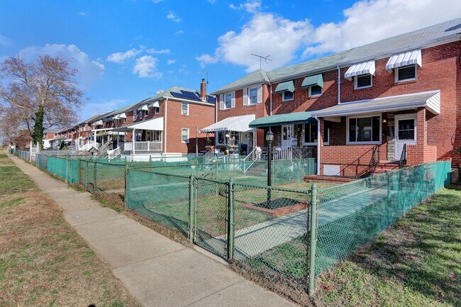 Building Photo - Completed Renovated Townhouse