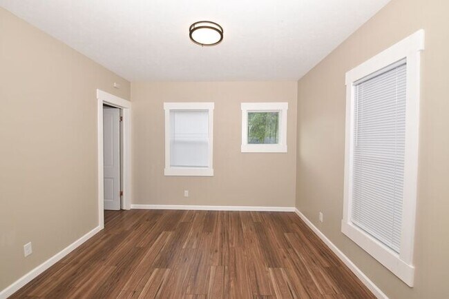 Building Photo - Central Mishawaka- close to Parks and Down...