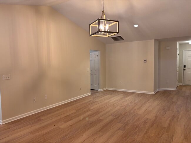 Building Photo - 83 Birkshire Way