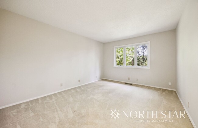 Building Photo - Stunning Lake Oswego Home with Space for E...