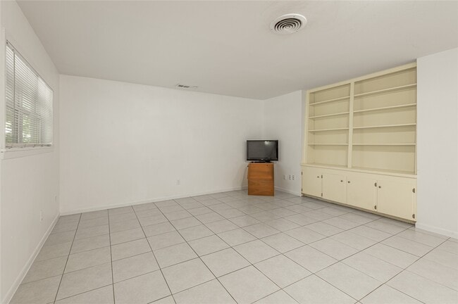 Building Photo - 604 Hayman St