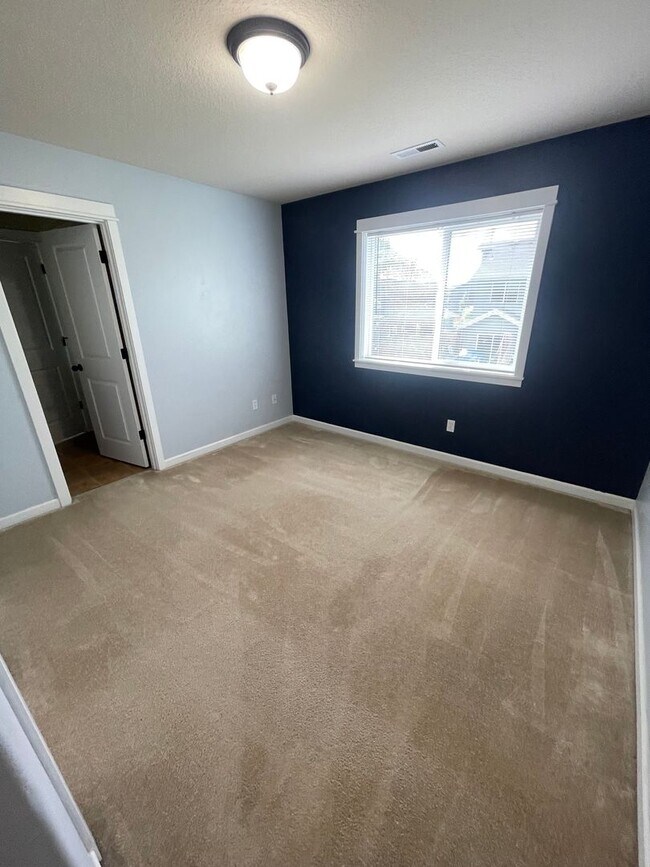 Building Photo - Gorgeous Pet Friendly Three Bedroom Home I...