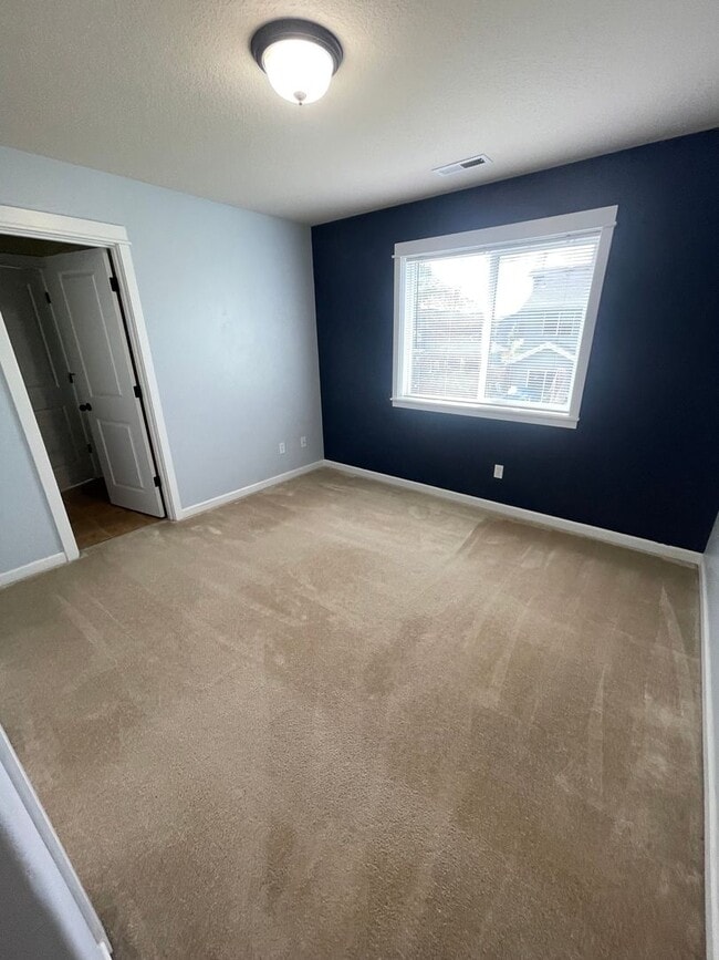 Building Photo - **MOVE IN SPECIAL?** Gorgeous Pet Friendly...