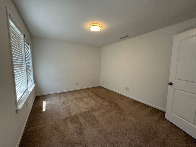 Building Photo - **Move-In Special of $500 off the first full months rent**