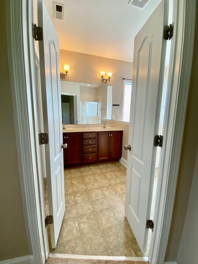 Building Photo - Huge 6 Bedroom Home In The Bluffs On The New River