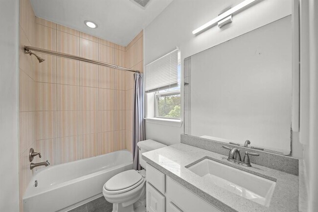 Building Photo - 9714 Braesmont Dr