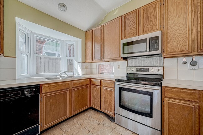 Building Photo - 7030 River Garden Dr