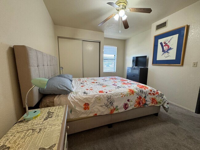 Building Photo - 2BR 2 BA Furnished  Condo across from Colorado Rivergated entry