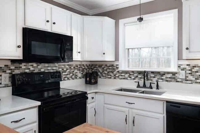 Building Photo - 7206 Sawyer Rd