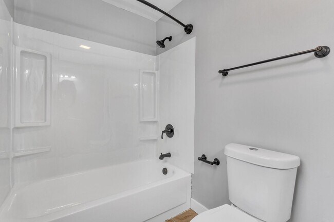 Building Photo - 4 Bed 2 Bath - Newly updated Shadyside home