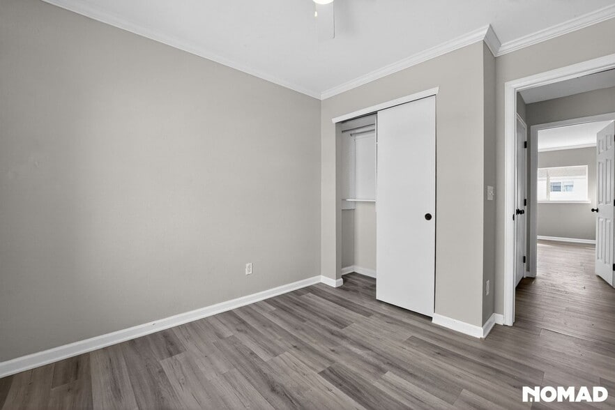 Building Photo - 454 E 77th Pl