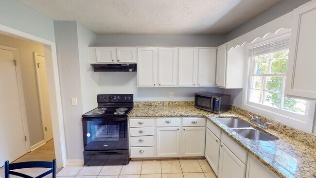 Building Photo - 4449 Malibu Dr