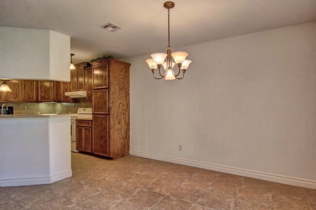 Building Photo - 2418 Handlin Dr