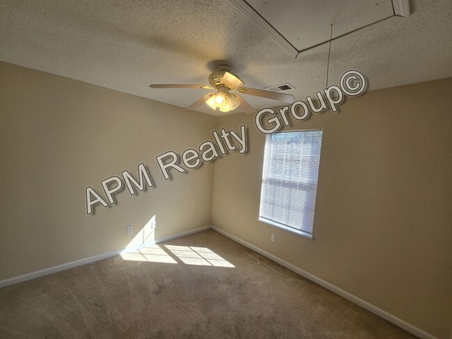 Building Photo - Spacious three bedroom home in the Northeast
