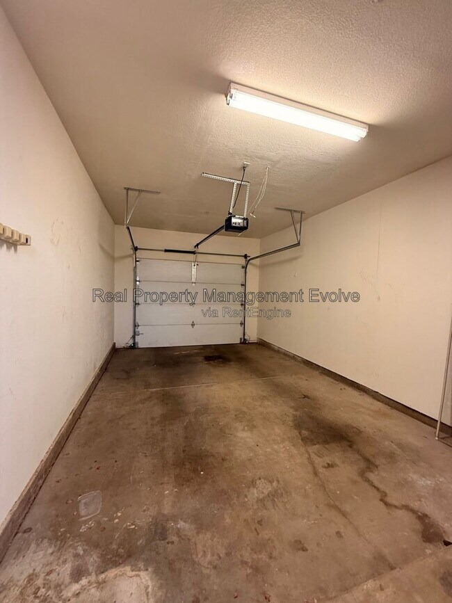 Building Photo - 2992 N Miller Rd
