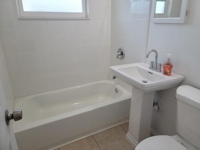 Building Photo - 1700 Chaucer Rd