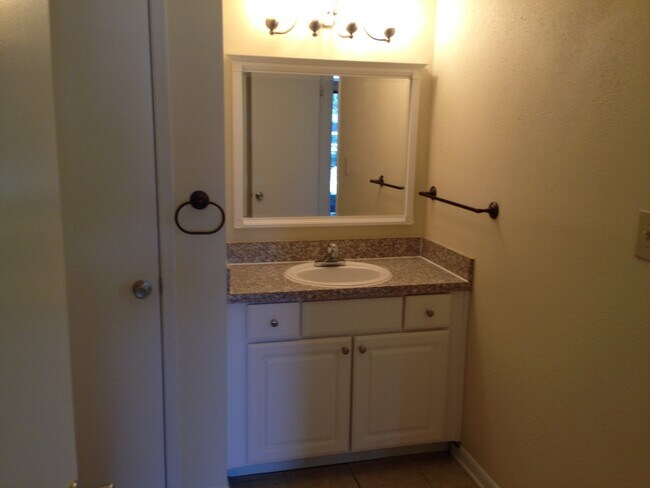 Building Photo - Wonderful 1 Bedroom 1st Floor