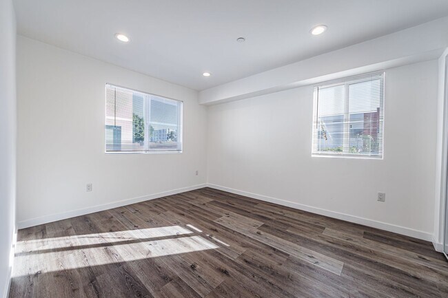 Building Photo - 1121 N Berendo St