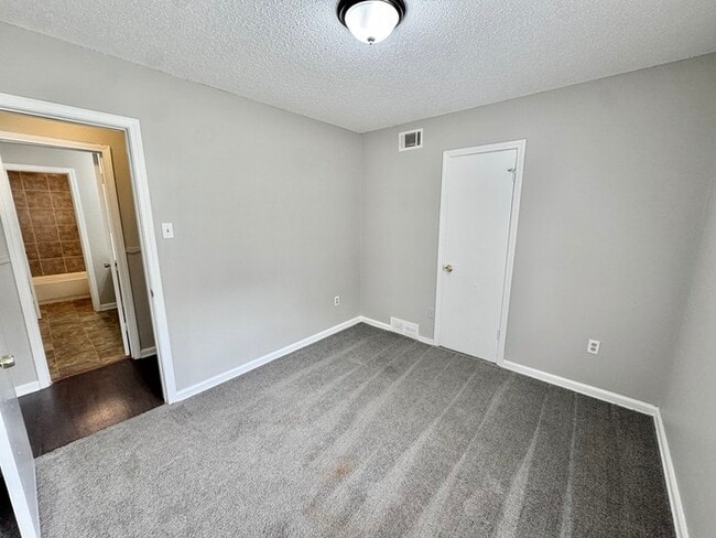 Building Photo - 4540 Spring Valley Dr
