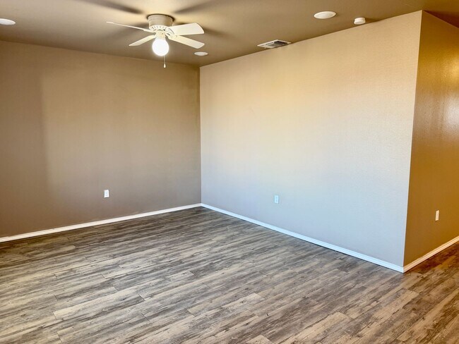 Building Photo - Newer Build 3/2/1 on Quiet Street!