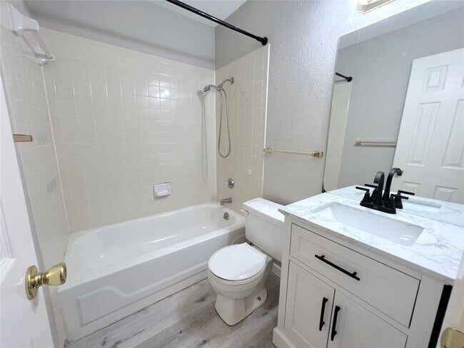 Building Photo - 9900 Hundred Oaks Cir