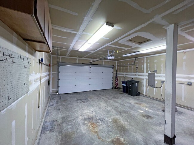 Building Photo - Stunning 4 Bedroom 2.5 Bath with Peek-a-Boo View of Puget Sound