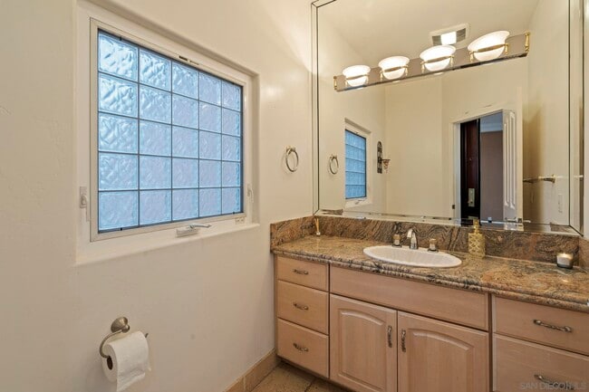 Building Photo - 6430 La Jolla Scenic S Dr
