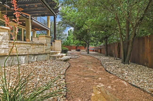 Building Photo - 18120 Lipan Apache Cove