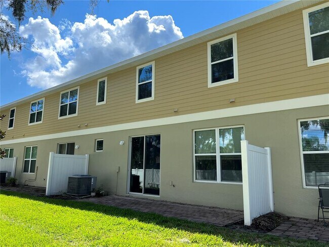 Building Photo - 4850 Poolside Dr