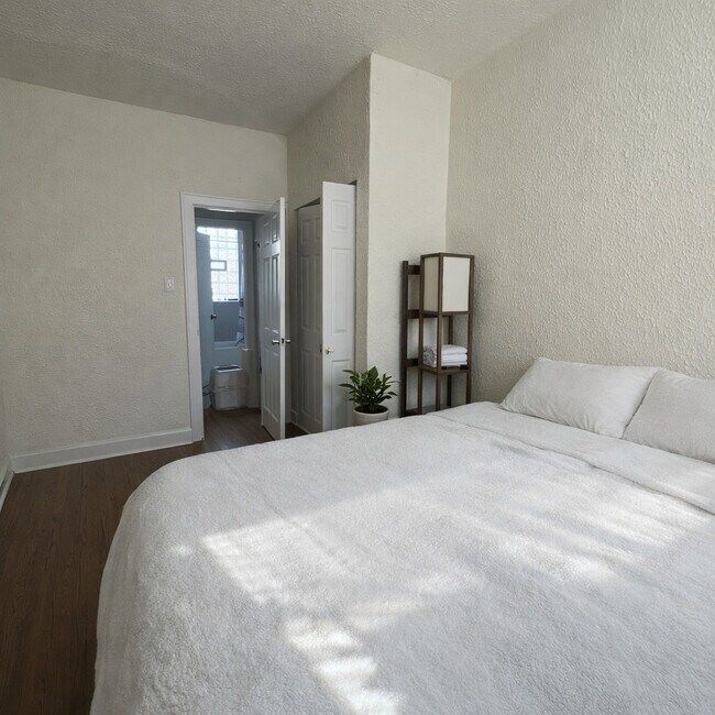 Building Photo - 2920 N Albany Ave