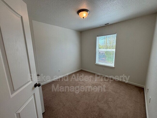 Building Photo - 347 Norway St NE