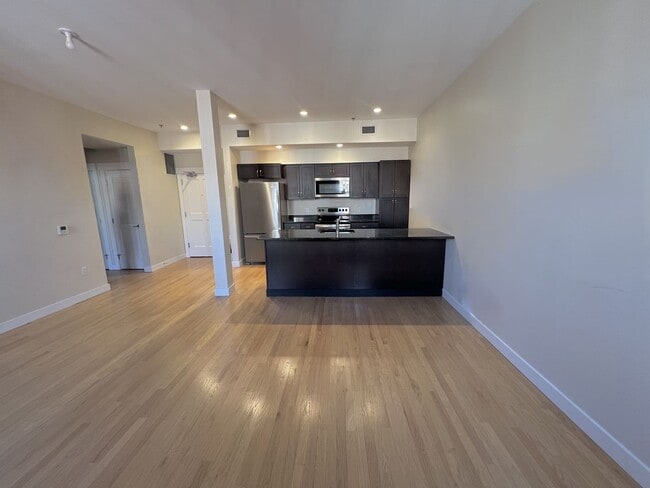 Building Photo - Putnam Hotel – $2,041 – 1 Bedroom/1 Bathroom, 755 SQ.FT. – UTILITIES INCLUDED