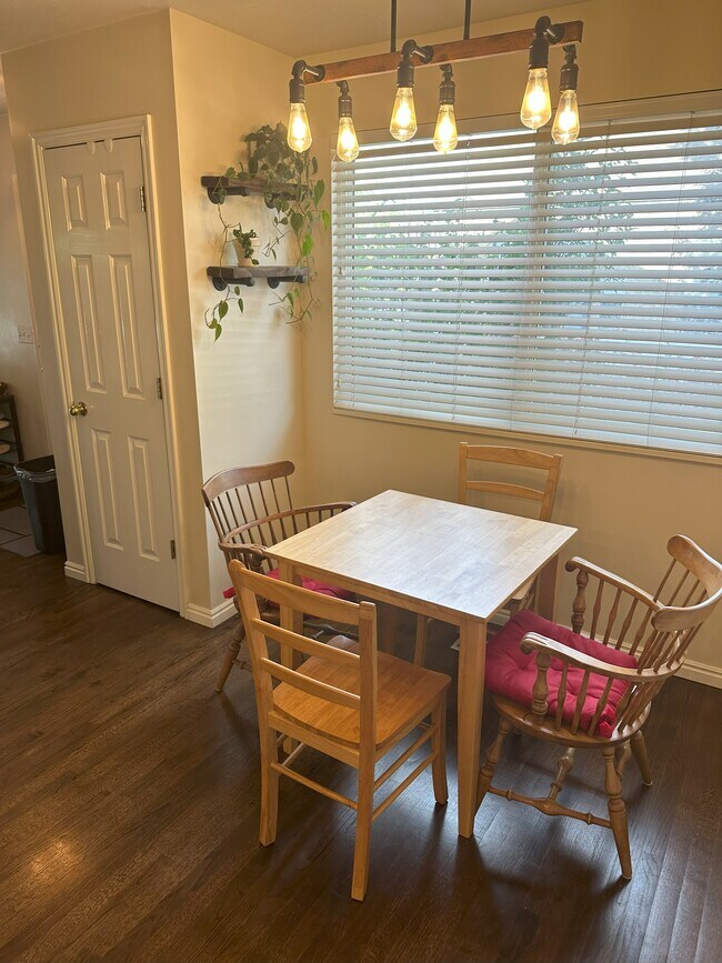 Building Photo - 776 E Scott Ave