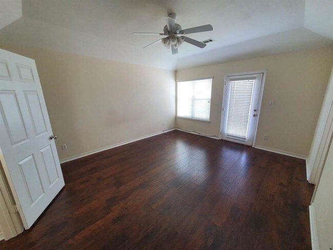 Building Photo - 16020 Fountainview Dr