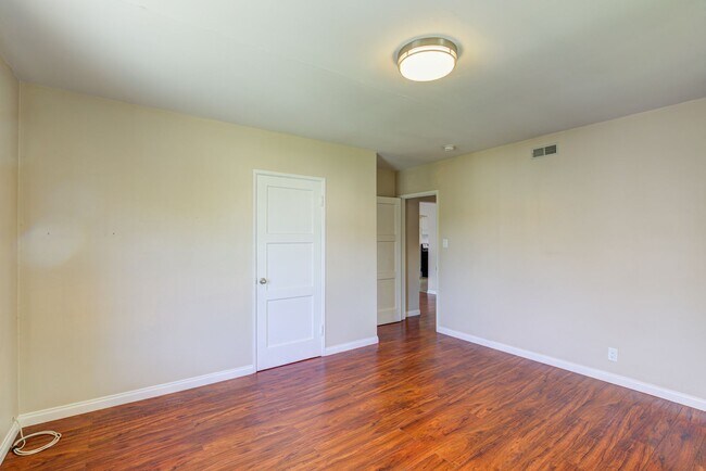 Building Photo - 1154 S Plymouth Blvd