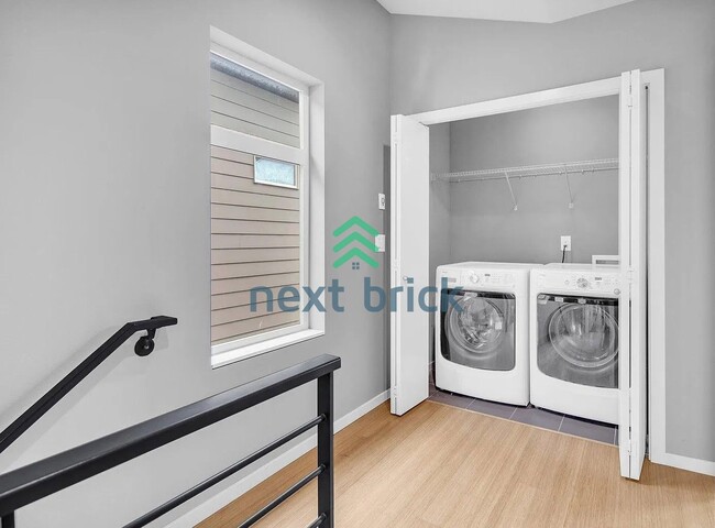 Building Photo - 3BR / 3BA Single-Family Home in Desirable Seattle Neighborhood