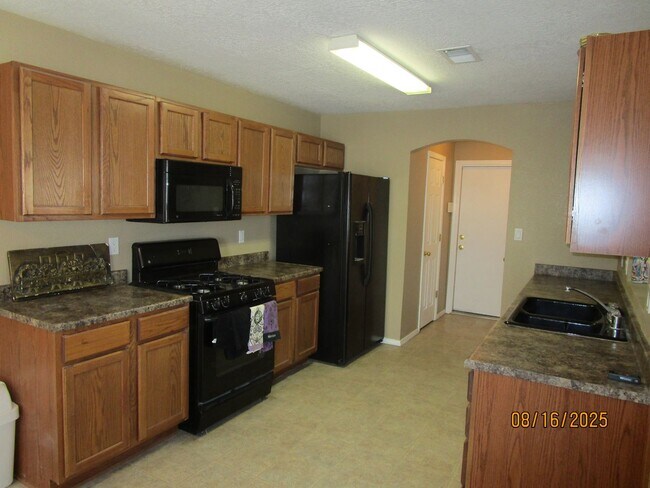 Building Photo - NW 3BR 2 1/2B 1605SF
