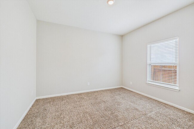 Building Photo - Stunning 4 bedrooms 2 baths single-story h...